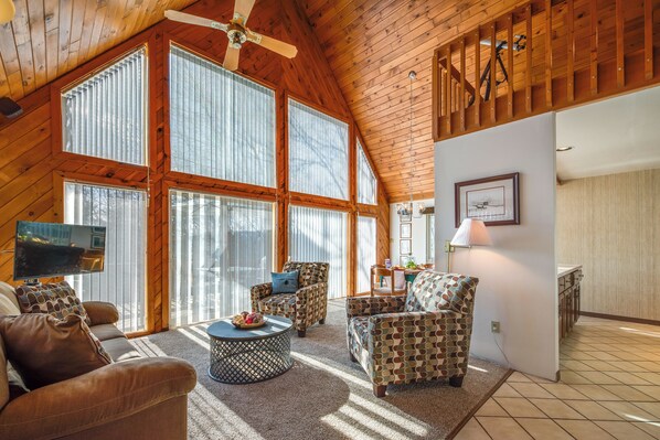 Palmerton Vacation Rental | 3BR | 3BA | 3,200 Sq Ft | Stairs Required