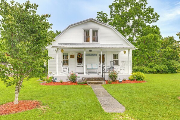 Beattyville Vacation Rental | 2BR | 1BA | 1,300 Sq Ft | Steps Required