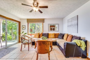Living Room | Cable TV | Free WiFi | 1st Floor