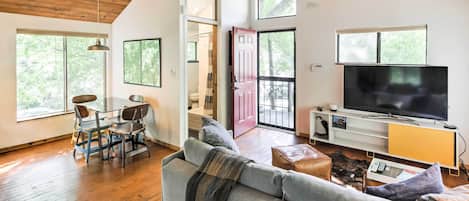 East Austin Vacation Rental | Studio | 1BA | 450 Sq Ft | Stairs Required