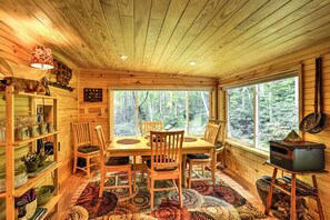 Dining Area | Dishware/Flatware Provided
