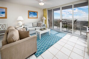 Beautiful Beach Front Condo - Enjoy your time in this beautiful beach front condo!