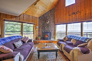 Living Room | Fireplace