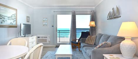 OCEAN-FRONT-LIVING-AREA-WORCESTER- HOUSE-504