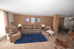Spacious living/dining area - Spacious living/dining area