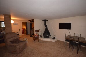 Spacious living room with fireplace - Spacious living room with fireplace