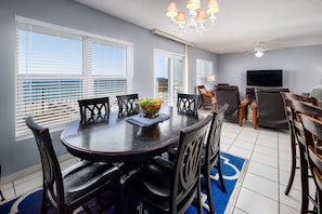 Dining area - Splendid views while enjoying your morning breakfast, preparing for the great beach day ahead!