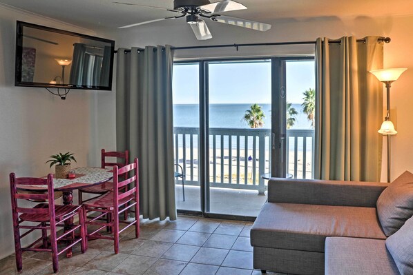 Corpus Christi Vacation Rental | 1BR | 1BA | 450 Sq Ft | 3 Flights of Stairs