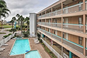 Community Amenities | 2 Outdoor Pools