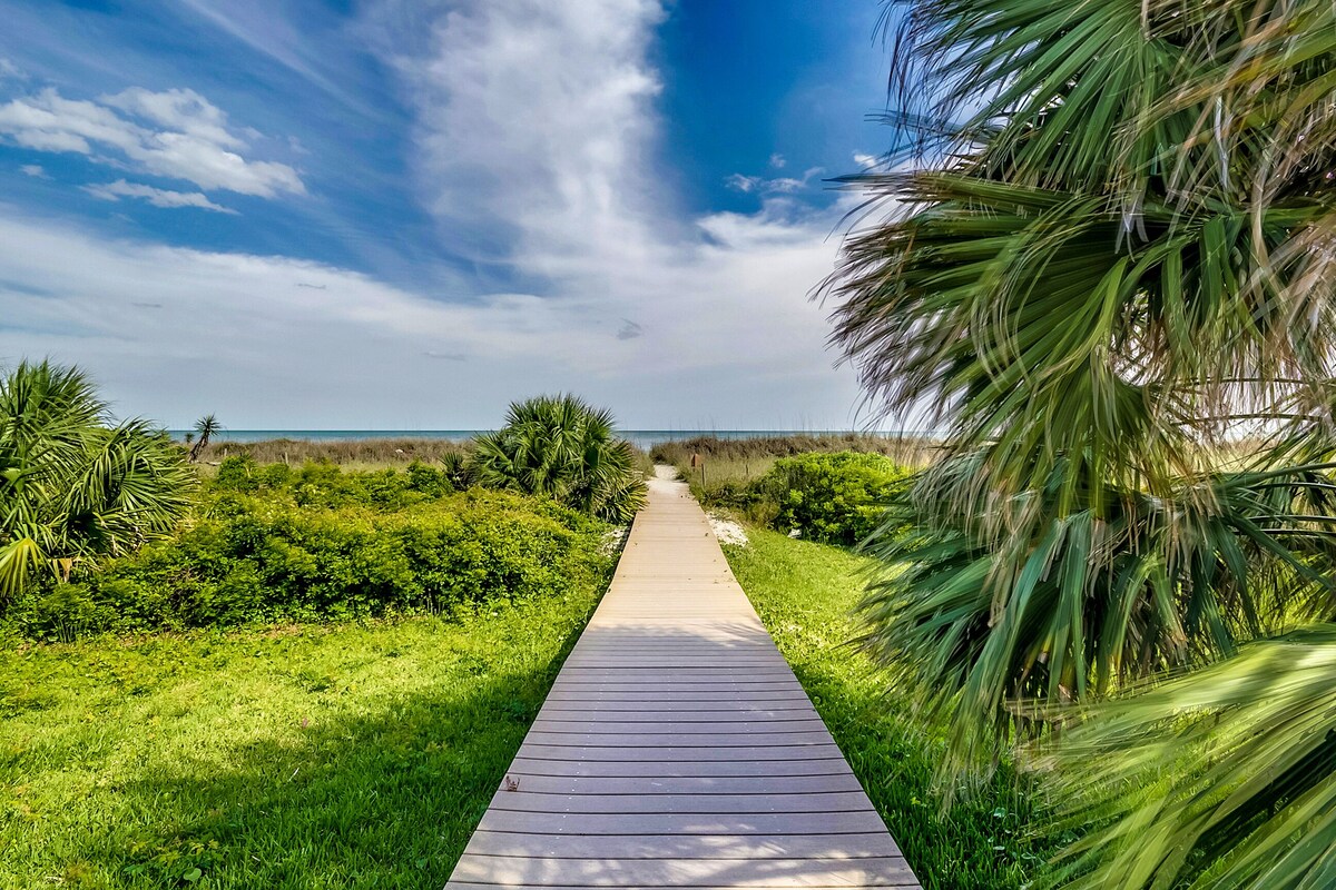 Large Family Friendly Condo- Beautiful Views of the Pool, Courtyard and Ocean