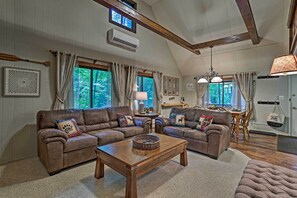 Living Room | Free WiFi | Gas Fireplace | Books | Board Games
