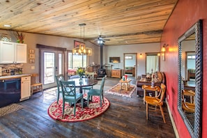 Dining Area | Dishes & Flatware Provided