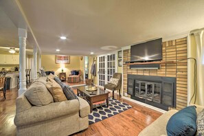 Living Room | Cable TV w/ DVD Player | Free WiFi