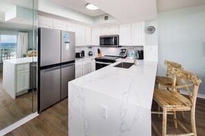Kitchen Island - Additional seating available at the kitchen island
