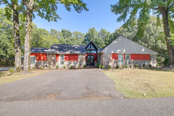 Southaven Vacation Rental | 4BR | 3BA | 3,500 Sq Ft | 3 Steps for Access