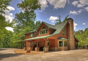 Hunter's Lodge - Exterior - Georgia Mountain Cabin Rental