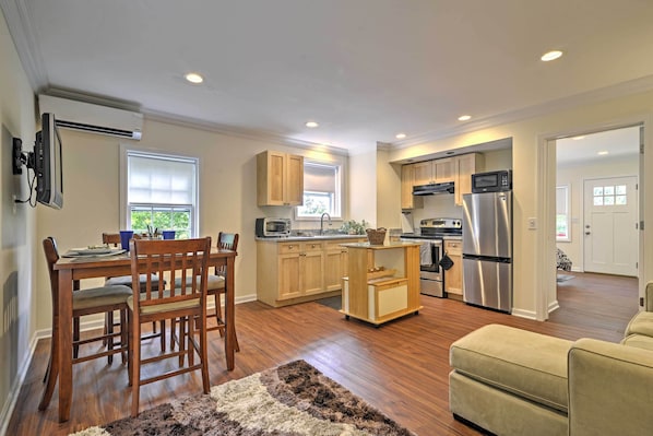 Enjoy the Jersey Shore at this 1-bed, 1-bath Wall Township vacation rental apt.