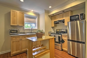 Add some flavors from home to your vacation with this well-equipped kitchen.