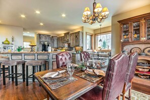 Dining Area | Dishes & Flatware Provided