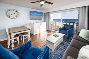 Living Room - Gather the family in the beach front living room and make some memories that will last a
lifetime!