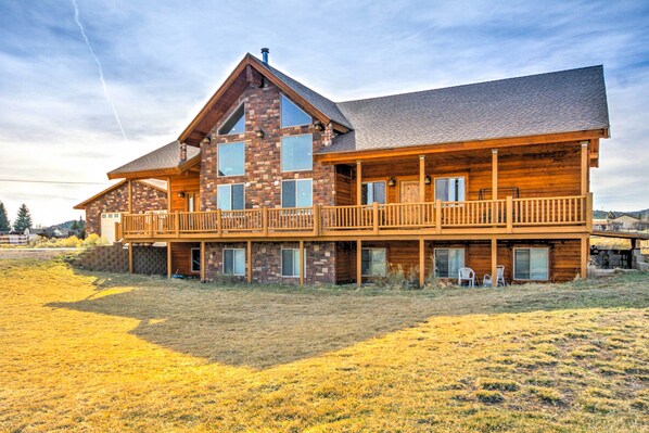 Hatch Vacation Rental | 3BR | 2BA | Stairs Required | 3,840 Sq Ft