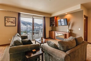 Living Room | 3rd-Level Condo | Queen Sleeper Sofa | Free WiFi