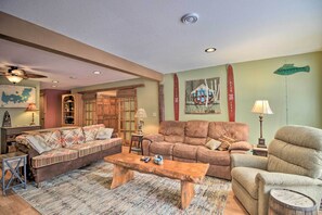 Living Room | Queen Sleeper Sofa | Free WiFi | Cable TV | Central A/C