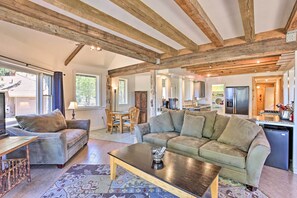 Living Room | Central Heating & A/C | Free WiFi