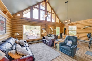 Living Room (Eagles Lodge) | Wood-Burning Stove | Free WiFi