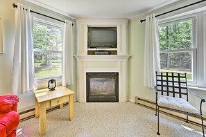 Living Room | Smart TV | Gas Fireplace