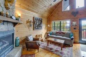 Living Room | Queen Sleeper Sofa | Smart TV | Fireplace | Central Heating & A/C