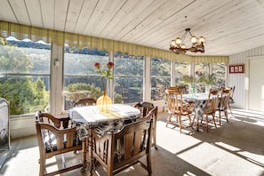 Dining Area | Dishware & Flatware Provided