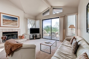 Living Room | Smart TV | Pool Table | Wet Bar | Fireplace