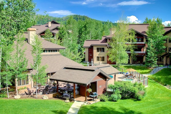 Trappeur's Crossing community area provides all the amenities you need while you stay here.