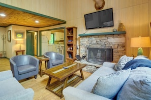 Living Room | Wood-Burning Fireplace | Central A/C | Free WiFi