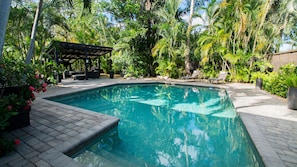 Private pool & garden
