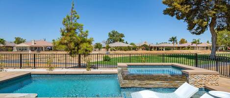 Lovely Pool, Spa and Amazing loungers in the pool...ah relax!