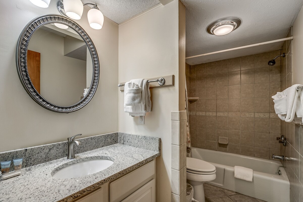 Large Condo- Beautiful Views of the Pool, Courtyard and Ocean, 2 Balconies!