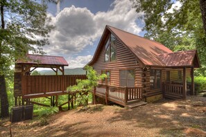 Sunset Ridge - Charming Exterior Of This Blue Ridge Cabin Rental With Amazing Mountain View