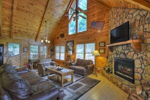 Sunset Ridge - Living Area W Smart TV And Beautiful Stacked Stone Fireplace