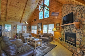 Sunset Ridge - Living Area W Smart TV And Beautiful Stacked Stone Fireplace