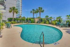 Community Amenities | Outdoor Pool