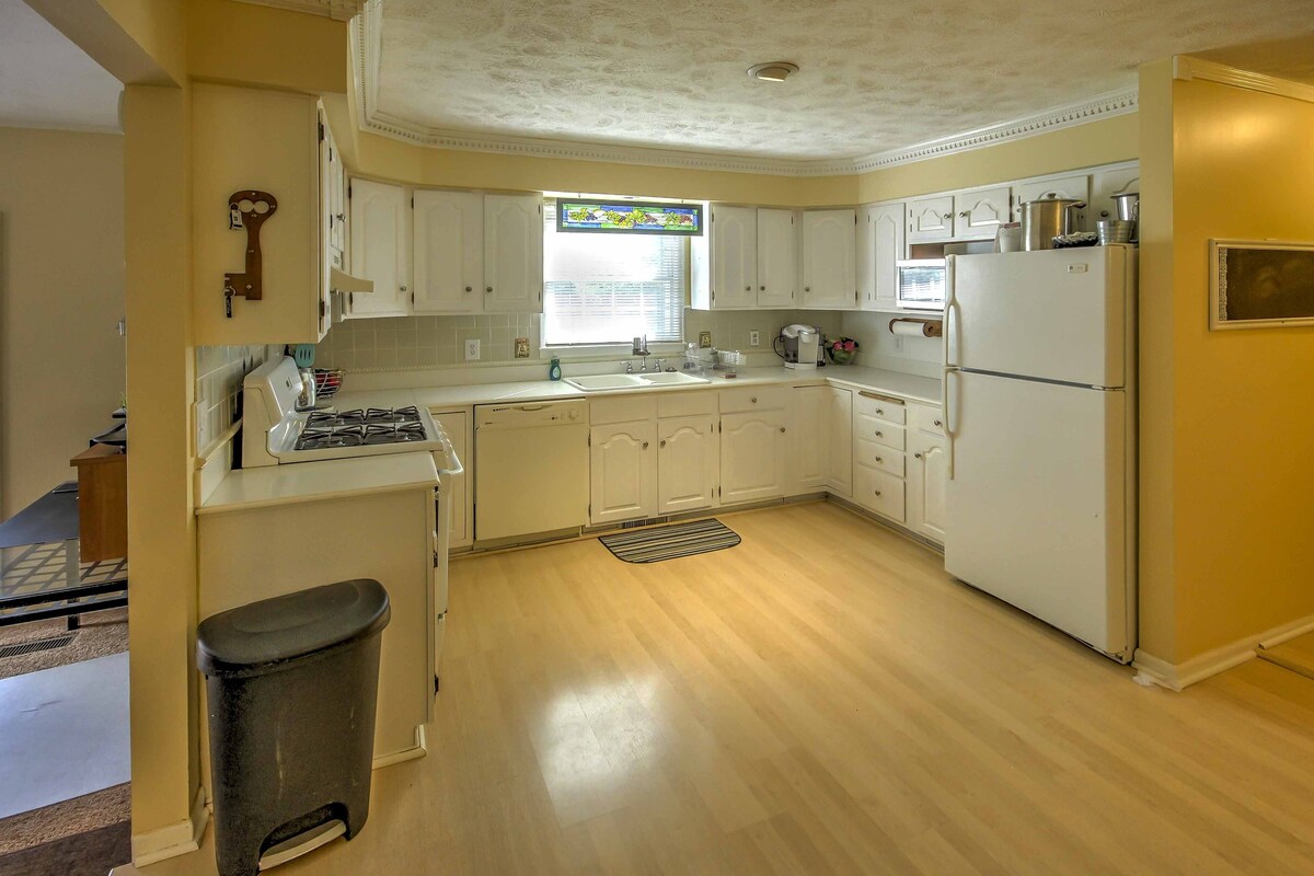 Private Plymouth Hideaway – 13 Miles to Ann Arbor!