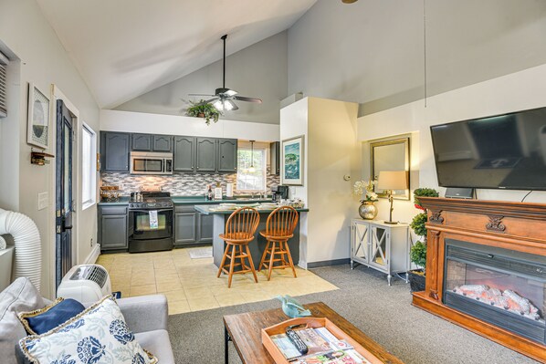East Greenwich Vacation Rental | 2BR | 1BA | 1 Step Required | 800 Sq Ft