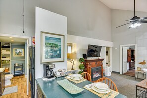 Breakfast Bar w/ Seating