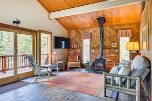 Living Room | Full Futon | Free WiFi | Smart TV | Wood-Burning Fireplace