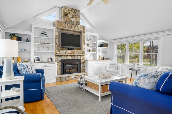 Enter to a large and stunning living space - 201 Main Street Chatham Cape Cod - Sandpiper - NEVR