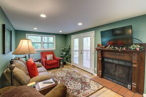 Living Room | Free WiFi | Central A/C & Heating