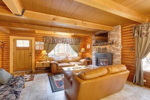 Living Room | Flat-Screen TV | Gas Fireplace