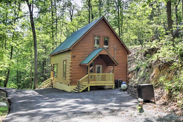 Gatlinburg Vacation Rental | 1BR | 2BA | 1,200 Sq Ft | 6 Steps to Access